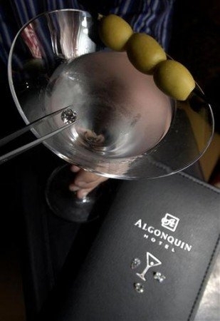 美国纽约阿尔冈琴酒店推出一款放有钻石的特制马提尼酒，售价为1万美元。
