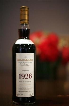 佳士得拍卖行展出的一瓶1926年产麦卡伦苏格兰威士忌，估价3万美元。