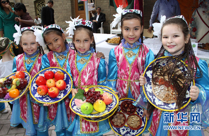 别开生面的驻乌兹别克斯坦外国使团民族美食节(组图)