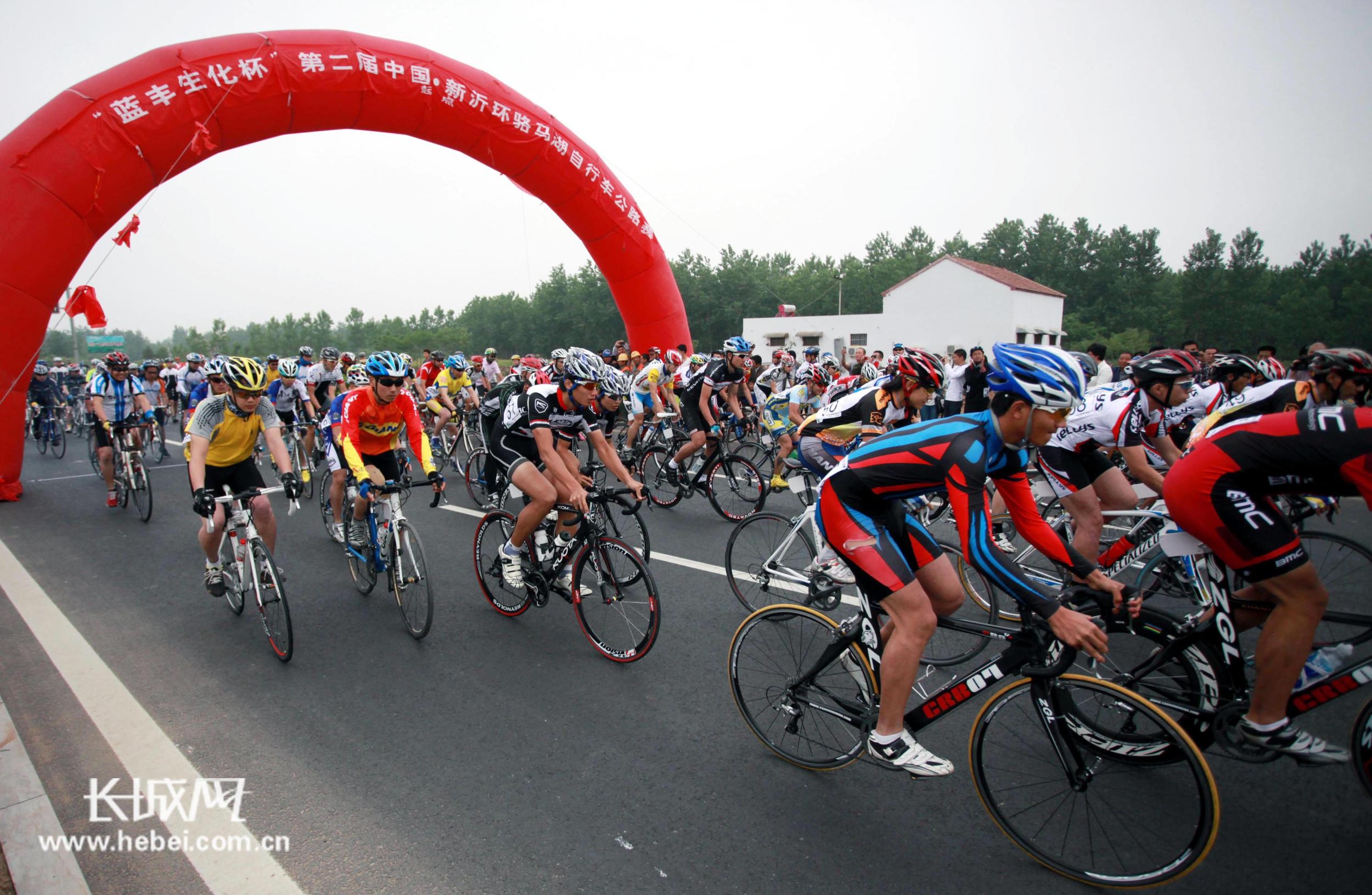 第二届环骆马湖自行车公路赛在江苏新沂开赛(