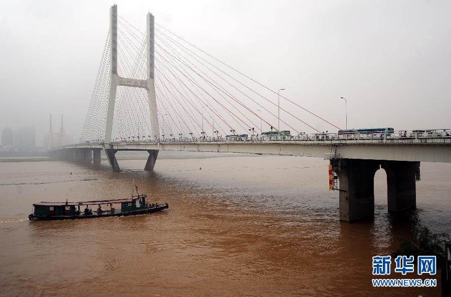 5月14日，一艘渔船行驶在南昌市八一大桥下。