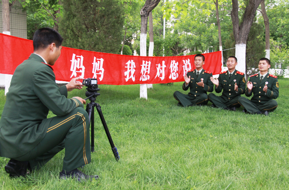 武警8660部队"心连心录像室"情暖"母亲节"(组图)