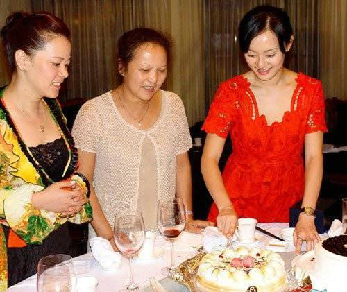 李小璐妈妈身家上亿 图揭娱乐圈星妈的神秘背景