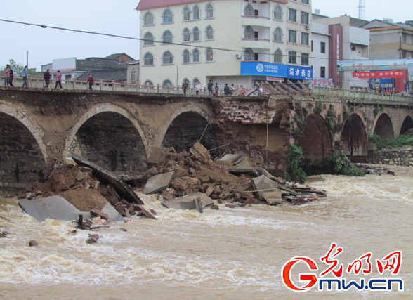 楚南第一桥衡山白果大桥被暴雨冲垮(1)_时政频道_光明