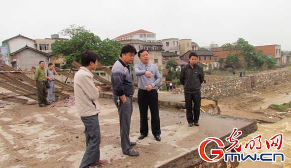 楚南第一桥衡山白果大桥被暴雨冲垮(1)_时政频道_光明