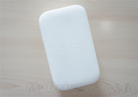 石棉质地的包装盒主体，设计非常简洁，只有一个大大的HTC Logo。