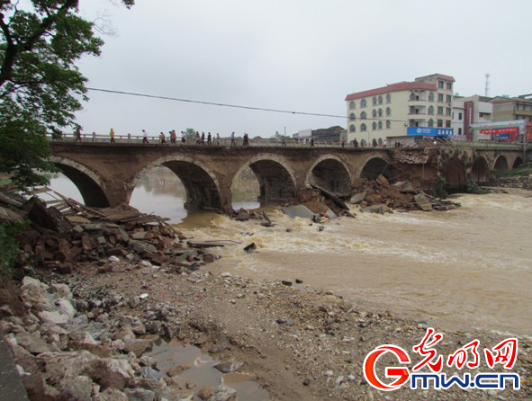 楚南第一桥衡山白果大桥被暴雨冲垮(1)_时政频道_光明