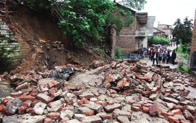 14日,湖南衡阳市衡阳县一中学围墙因强降雨坍塌,导致4名路过的小学生