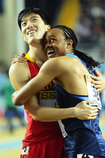 2012年3月11日，梅里特（右）在世界田联室内锦标赛男子60米栏决赛中战胜刘翔（左），在获得了自己的第一个世锦赛冠军后，兴奋地与偶像拥抱在一起。