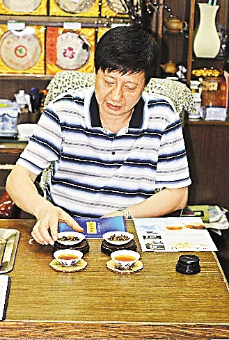 业内人士介绍两种雪菊茶的差异。 深圳商报记者 张炜明 屈宏伟 摄