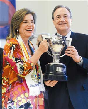 皇马主席弗洛伦蒂诺（右）与马德里市长昨天共同捧起冠军奖杯