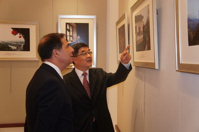 马耳他总统阿贝拉参观再生摄影展(组图)