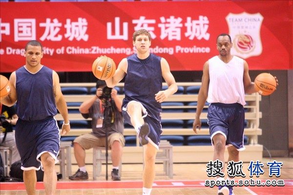 美国职业明星队训练 备战与中国男篮比赛