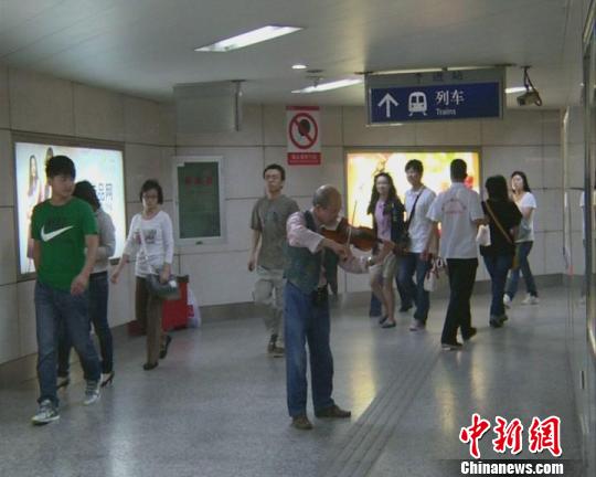 南京七旬老人地铁内拉小提琴两年，自称琴魔拒绝施舍卢辉摄