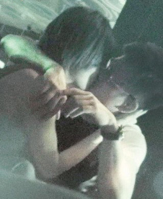 赵硕之夜店舌吻富商男友 公众场合上演“激战”片