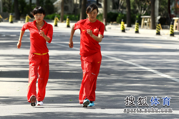 图文:中国竞走队公开训练 竞走训练