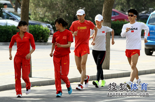 图文：中国竞走队公开训练 边走边聊