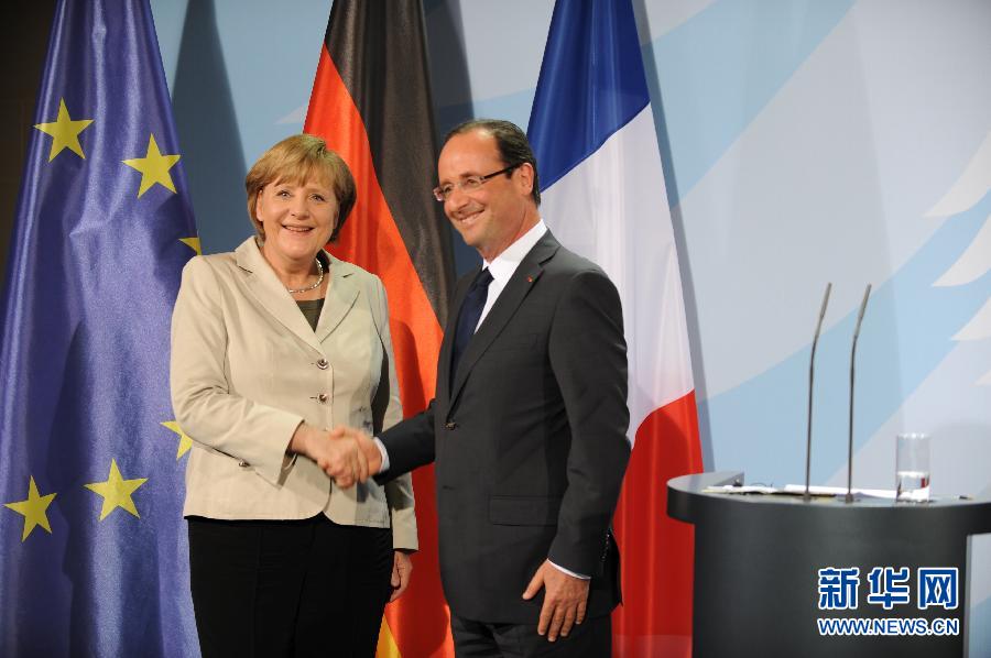 5月15日，在德国柏林，德国总理默克尔（左）迎接来访的法国新任总统奥朗德。 当天，默克尔在柏林总理府会见刚刚就职数小时的奥朗德。新华社记者郭洋摄