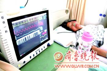 14日,一位事故伤者仍然躺在医院里。记者刘涛摄