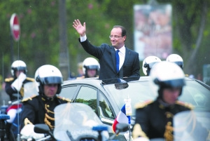 5月15日，在法国巴黎的香榭丽舍大道，当选总统奥朗德就职后乘坐“雪铁龙”汽车参加游行。新华/法新