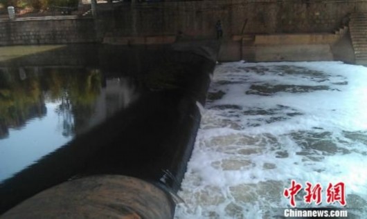 昆明盘龙江现大量白色泡沫 市民与执法者存分歧(组图)