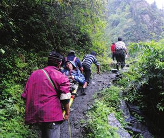 12天翻越30座大山抬出被困驴友(图)