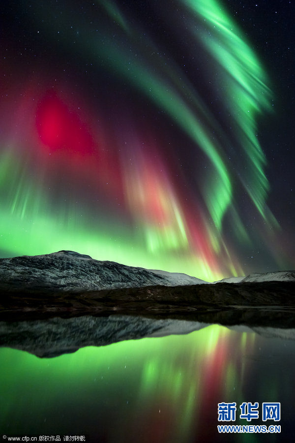 挪威摄影师睡在极光下 捕捉迷人景色(组图)