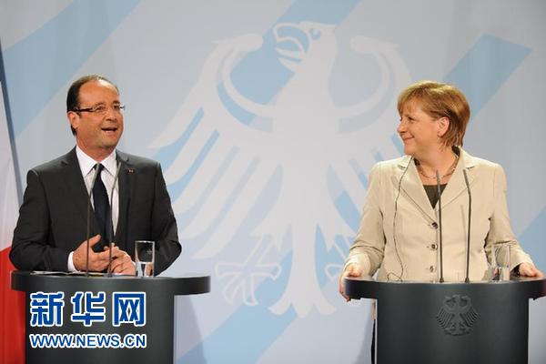 5月15日，在德国柏林，德国总理默克尔（右）与法国新任总统奥朗德会谈后共同出席记者会。当天，默克尔在柏林总理府会见刚刚就职数小时的奥朗德。 新华社记者郭洋摄