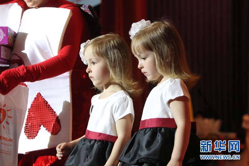 5月16日晚，作为国际家庭日活动的一部分，俄罗斯圣彼得堡举行双胞胎（三胞胎）大检阅活动，现场双胞胎或者三胞胎们精心打扮，给观众们带来一场别样的表演。 新华社记者鲁金博摄