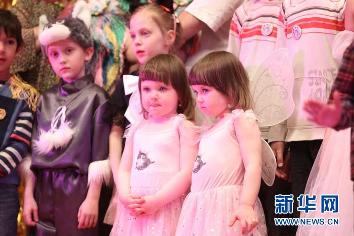 5月16日晚，作为国际家庭日活动的一部分，俄罗斯圣彼得堡举行双胞胎（三胞胎）大检阅活动，现场双胞胎或者三胞胎们精心打扮，给观众们带来一场别样的表演。 新华社记者鲁金博摄