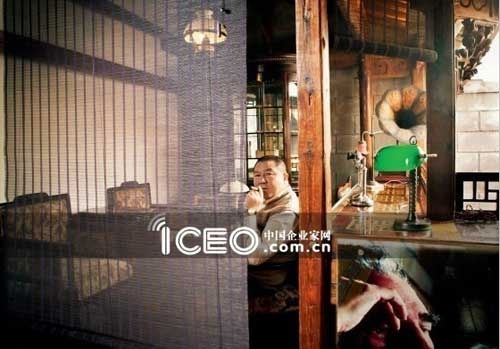 上海长乐集团董事长李建忠在自己收藏的徽派老宅黔香阁里.