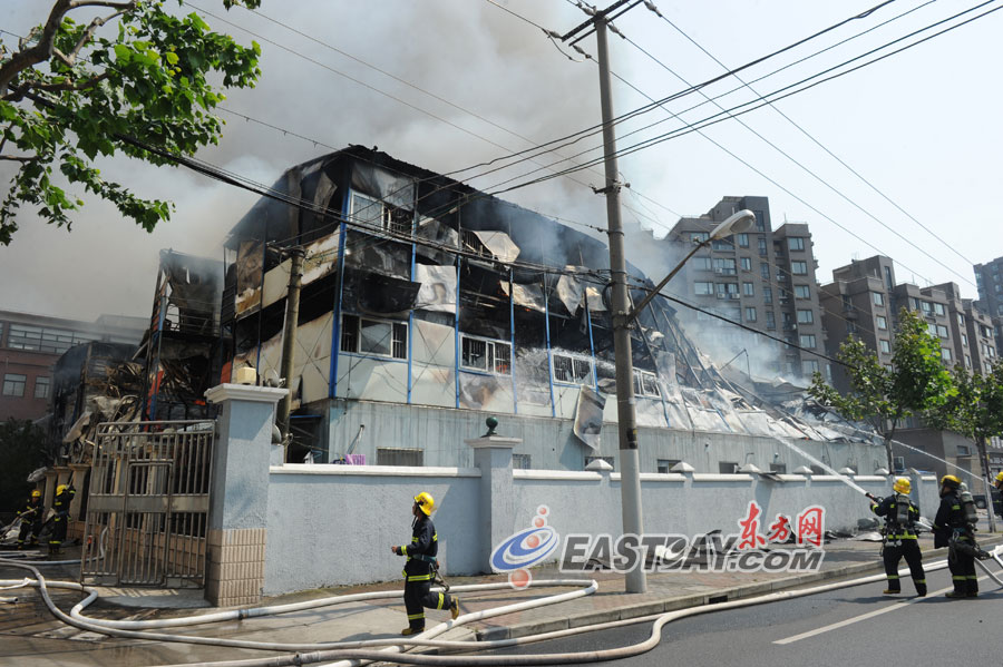 浦北路一工棚燃起大火火光冲天浓烟滚滚(组图)