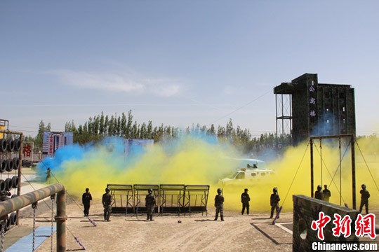 5月17日，新疆生产建设兵团举行“军垦-2012”反恐应急处突演练，600余人参加。戚亚平 摄