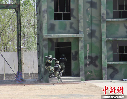 5月17日，新疆生产建设兵团举行“军垦-2012”反恐应急处突演练，600余人参加。戚亚平 摄
