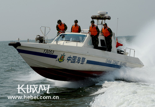 河北海警支队官兵正驾驶巡逻艇在北戴河海域巡逻.王小雪 摄