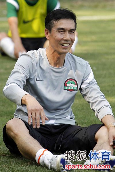 幻灯王海鸣赴任率建业训练球员坐进大巴货舱