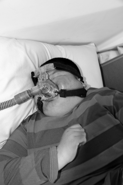 洋洋每晚睡觉都要戴着呼吸机。
