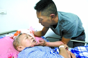 53岁男子独自照顾瘫痪母亲8年 放弃事业与爱情