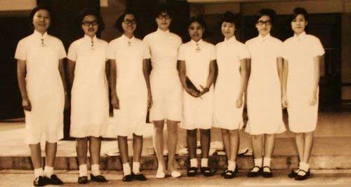 延用至今的培道中学女生在1970年时的白色旗袍校服照