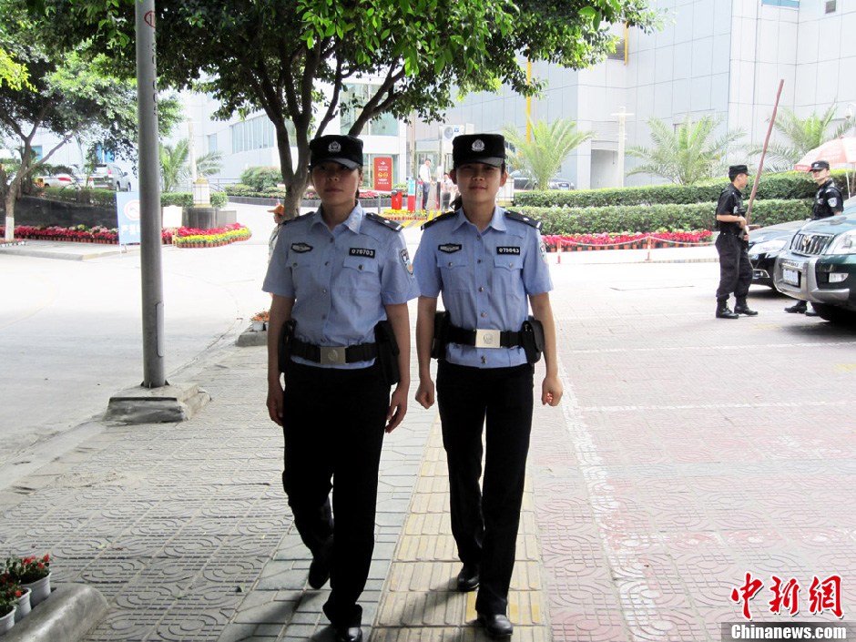 成都女子特警护航省党代会(组图)