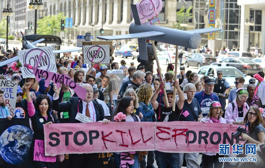 当地时间2012年5月17日，美国芝加哥，当地民众大喊反战口号参加抗议北约峰会的游行活动。本月20日至21日，世界各国领导人将齐聚芝加哥参加北约峰会。