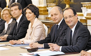 5月17日，在爱丽舍宫，奥朗德（右一）与外长法比尤斯（右二）等新内阁成员出席第一次内阁会议。 新华社/路透