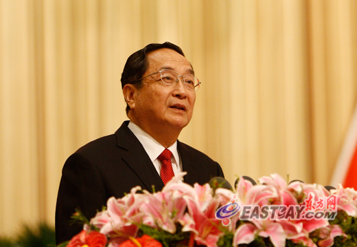 图为俞正声同志代表中共上海市第九届委员会向大会作报告。