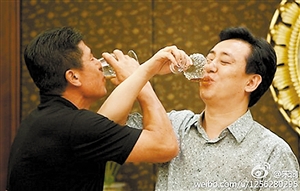 就在里皮抵达广州前两个小时，许家印和李章洙喝了顿“交杯酒”。许家印对李章洙说：“这次是离开不是下课，做这个决定非常艰难，你有任何需要，集团和俱乐部一定尽力解决。”