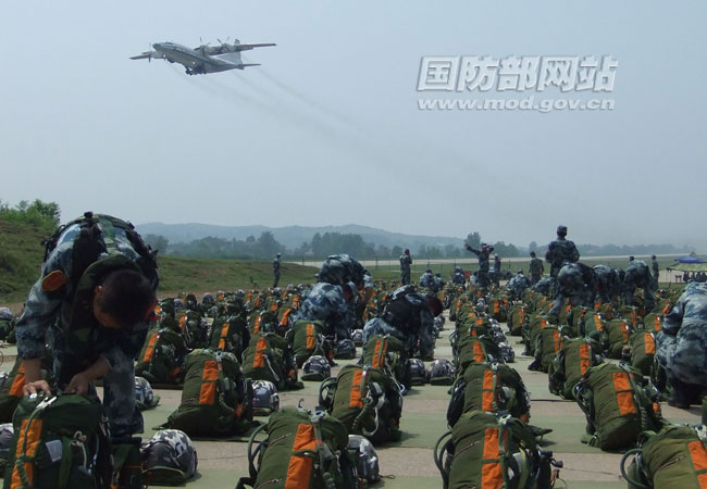 组图:我军新一批空降兵诞生