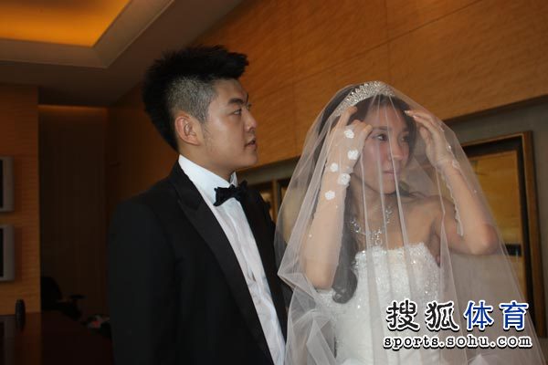 组图:梁文博北京举行婚礼 新娘穿婚纱美丽大方