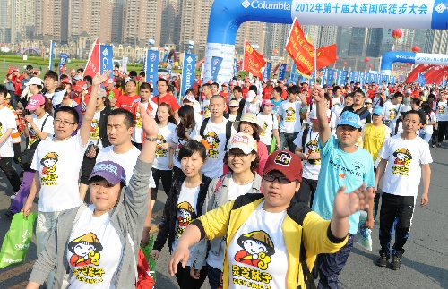 图文:2012大连国际徒步大会开幕 市民挥臂招手