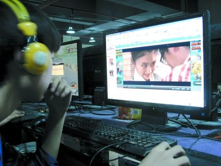 未成年人在游戏室上网或打游戏 首席记者 黄平 摄