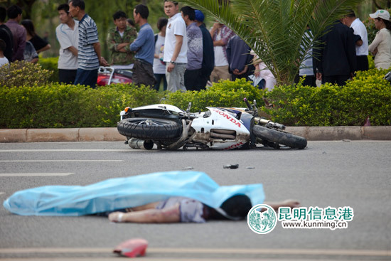 官南路一摩托车追尾奔驰 摩托车司机当场死亡(图)