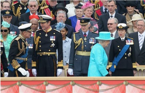 中新网5月20日电 据外电报道，英国19日举行伊丽莎白二世登基60周年庆典阅兵。由2500名海陆空军官兵组成的多个方队穿过温莎城堡，接受伊丽莎白二世及丈夫爱丁堡公爵检阅并向他们致敬。